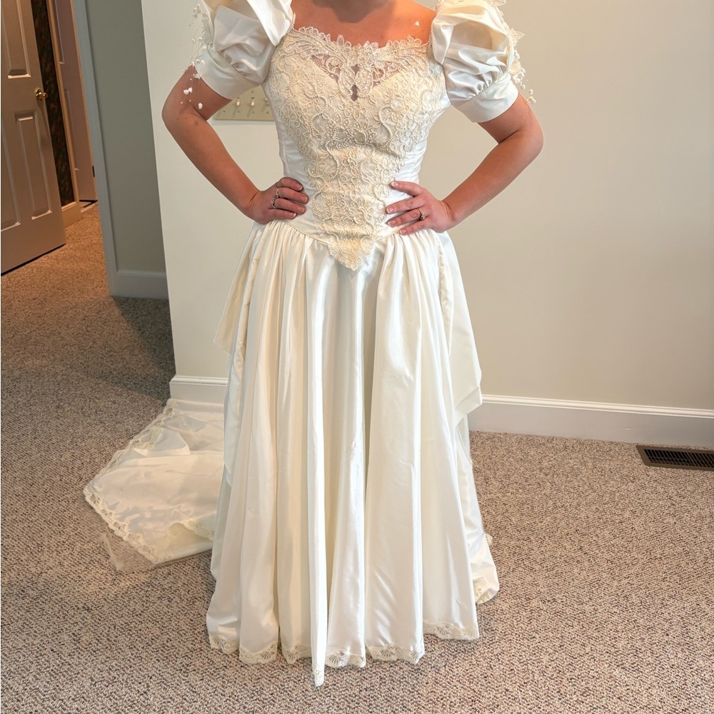 White Satin Look Wedding Dress with Romantic Lace Details. Vintage. Size 8 - Picture 16 of 16